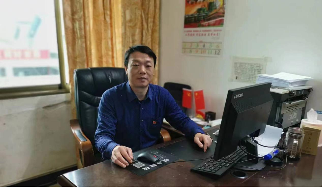 湖南郴州:退役军人勇救翻车落水人员(图1) 湖南郴州:退役军人勇救翻车落水人员(图1)