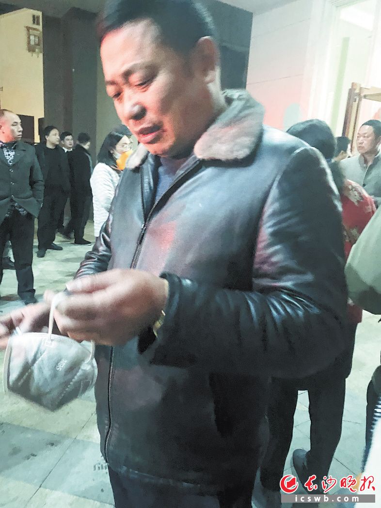 湖南退伍军人带保安冲进火场灭火(图2) 湖南退伍军人带保安冲进火场灭火(图2)