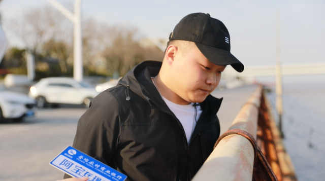 危急时刻!这名退役“老兵”挺身而出,跳入海中救人(图1) 危急时刻!这名退役“老兵”挺身而出,跳入海中救人(图1)