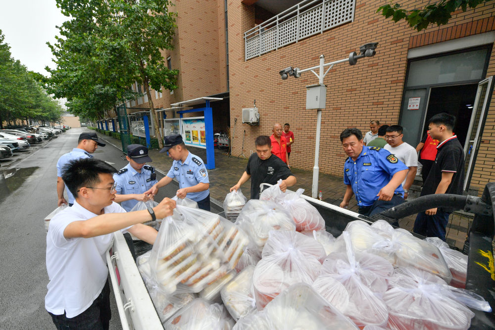 全力以赴打赢防汛抢险硬仗——华北、黄淮等地抗击汛情一线直击(图11) 全力以赴打赢防汛抢险硬仗——华北、黄淮等地抗击汛情一线直击(图11)