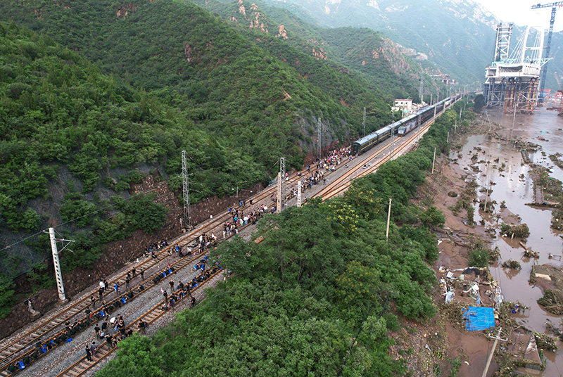 风雨同心 人民至上——以习近平同志为核心的党中央坚强有力指挥北京防汛抗洪救灾(图1)