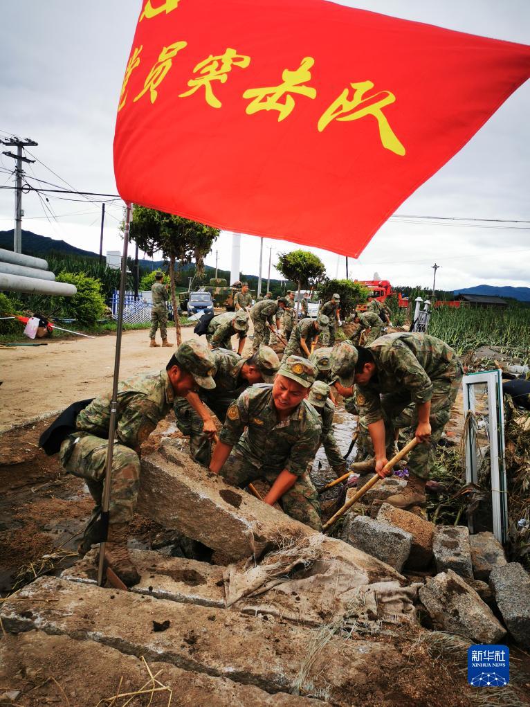 听令景从 勇挑重担——解放军和武警部队坚决贯彻习近平主席重要指示持续奋战防汛救灾一线(图8)