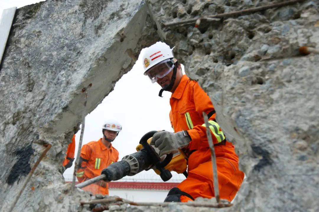 既然选择奉献,就要一生无悔(图4) 既然选择奉献,就要一生无悔(图4)