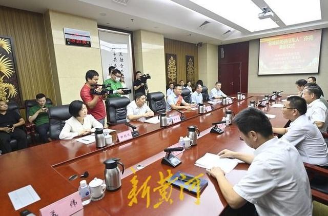 救人英雄许亮被授予“泉城最美退役军人”称号(图1) 救人英雄许亮被授予“泉城最美退役军人”称号(图1)