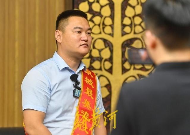 救人英雄许亮被授予“泉城最美退役军人”称号(图3) 救人英雄许亮被授予“泉城最美退役军人”称号(图3)