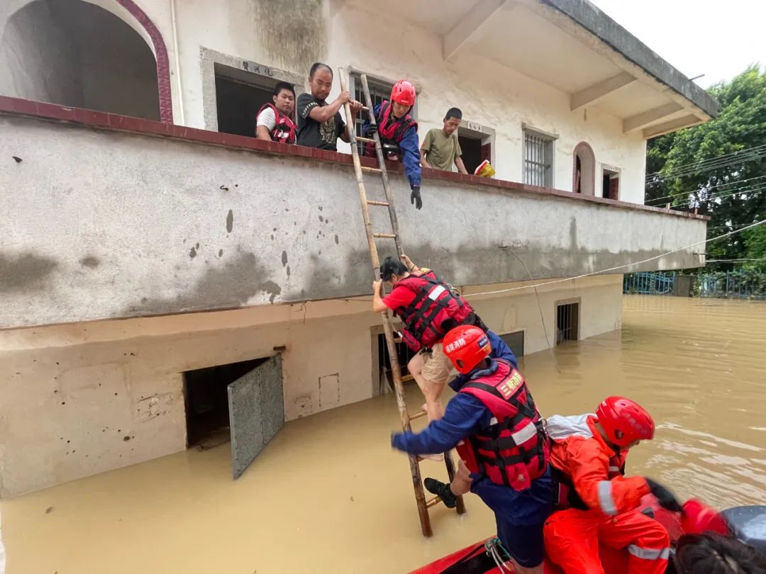 风雨同舟、众志成城!共筑防汛救灾守护家园的坚固防线(图2) 图片