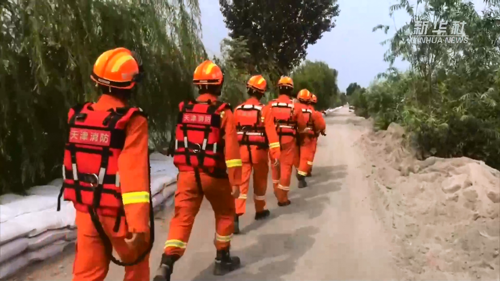 新华全媒+|不惧洪峰勇担当——致敬那一抹“消防橙”(图2) 新华全媒+|不惧洪峰勇担当——致敬那一抹“消防橙”(图2)