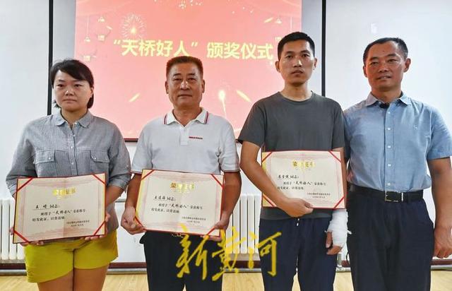 徒手爬楼救下火灾中被困孩子,退伍军人许亮被济南天桥区授予“天桥好人”称号(图1) 徒手爬楼救下火灾中被困孩子,退伍军人许亮被济南天桥区授予“天桥好人”称号(图1)