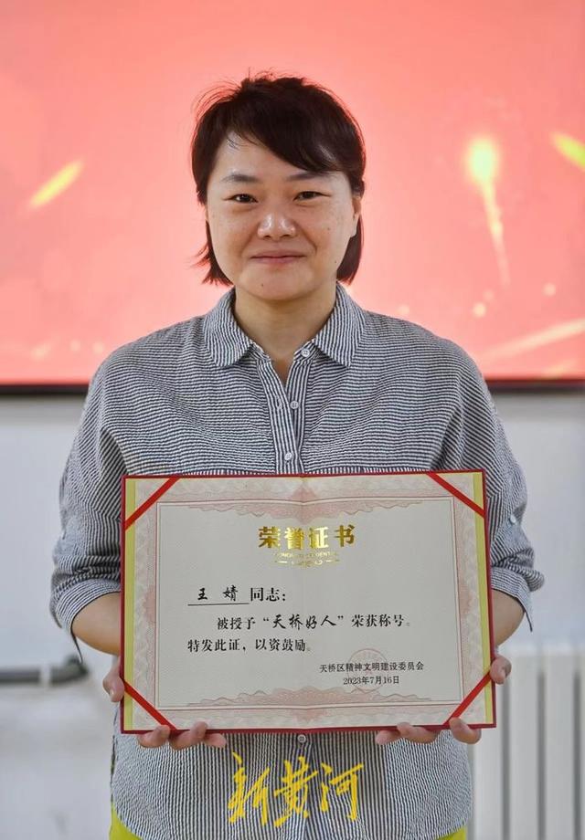 徒手爬楼救下火灾中被困孩子,退伍军人许亮被济南天桥区授予“天桥好人”称号(图4) 徒手爬楼救下火灾中被困孩子,退伍军人许亮被济南天桥区授予“天桥好人”称号(图4)