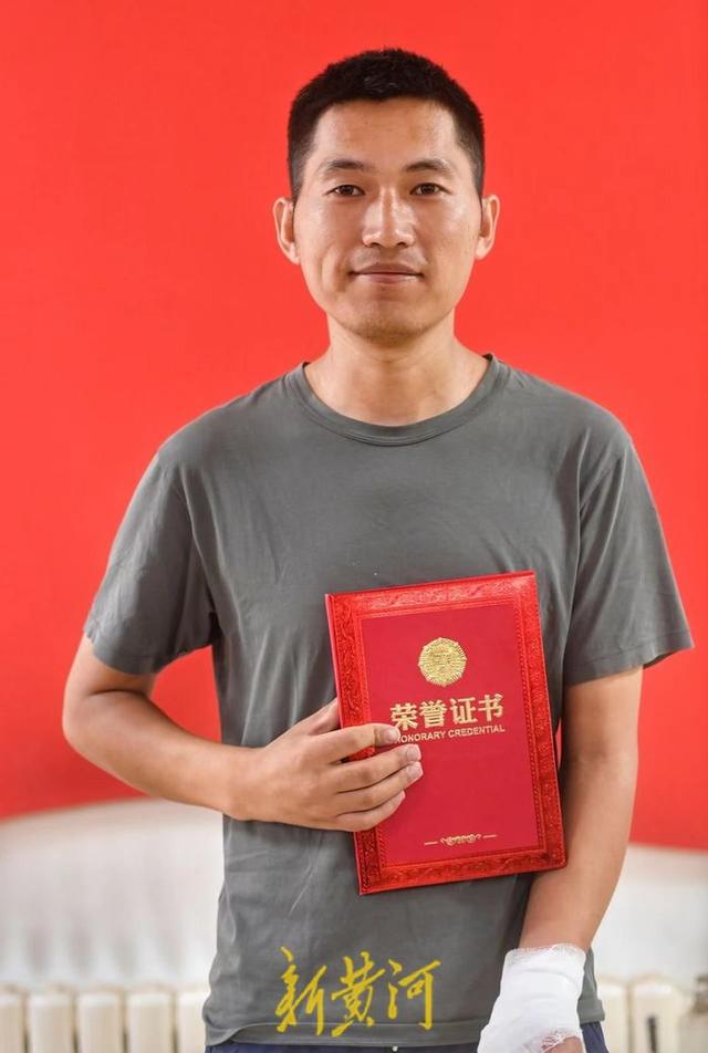 徒手爬楼救下火灾中被困孩子,退伍军人许亮被济南天桥区授予“天桥好人”称号(图5) 徒手爬楼救下火灾中被困孩子,退伍军人许亮被济南天桥区授予“天桥好人”称号(图5)