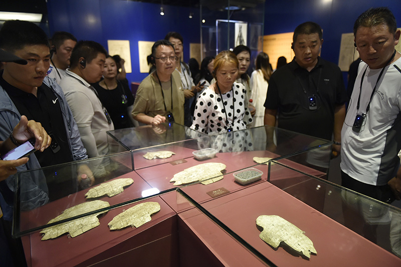 铸就中华文化新辉煌——以习近平同志为核心的党中央引领宣传思想文化事业发展纪实(图5) 铸就中华文化新辉煌——以习近平同志为核心的党中央引领宣传思想文化事业发展纪实(图5)