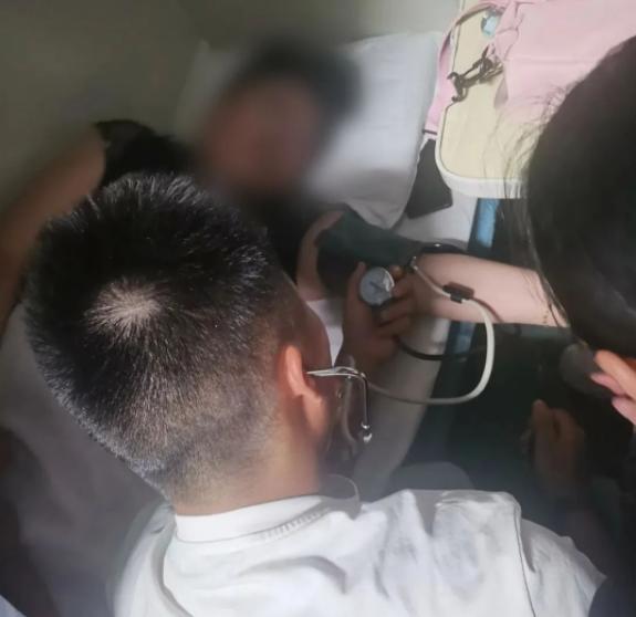 这位获央媒点赞的贵州籍退役军人,两次在列车上救人(图1) 这位获央媒点赞的贵州籍退役军人,两次在列车上救人(图1)