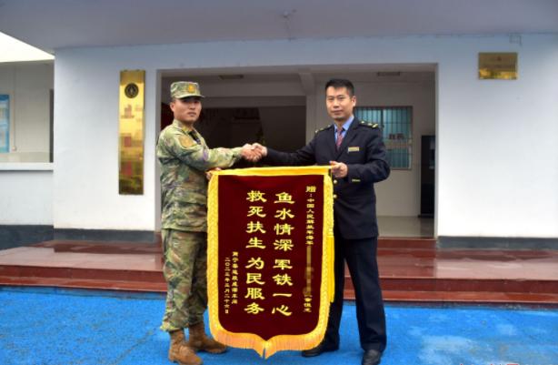 这位获央媒点赞的贵州籍退役军人,两次在列车上救人(图4) 这位获央媒点赞的贵州籍退役军人,两次在列车上救人(图4)