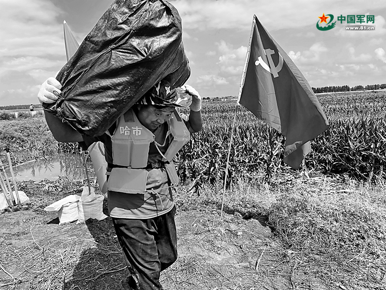 老兵“归队”:退役军人积极参与防汛救灾(图2) 老兵“归队”:退役军人积极参与防汛救灾(图2)