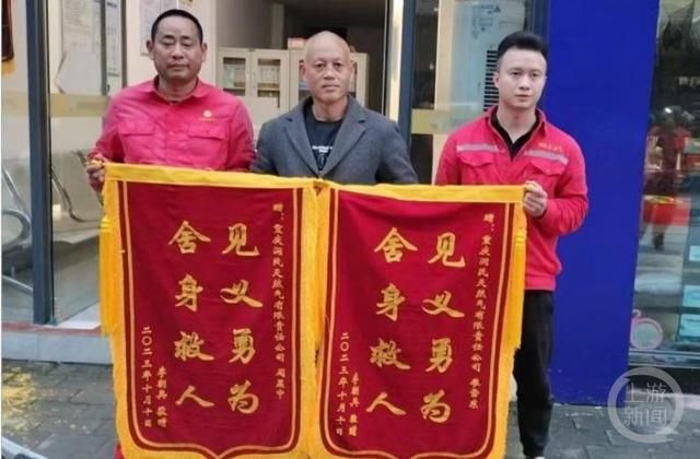 绝望中伸来的手!退伍老兵冲入池塘救起落水铲车司机(图1) 绝望中伸来的手!退伍老兵冲入池塘救起落水铲车司机(图1)