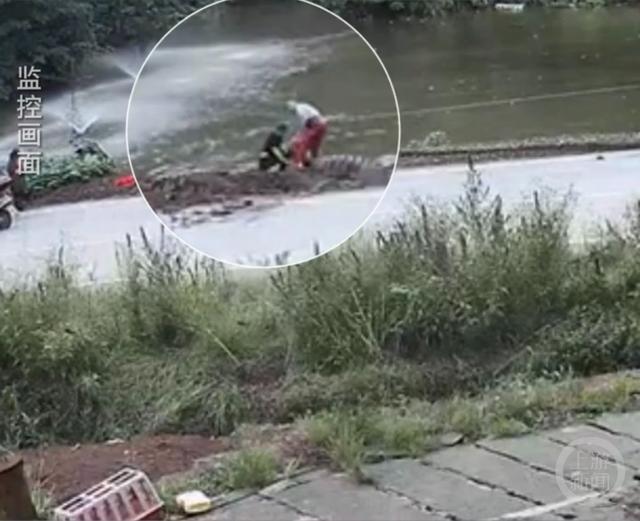 绝望中伸来的手!退伍老兵冲入池塘救起落水铲车司机(图4) 绝望中伸来的手!退伍老兵冲入池塘救起落水铲车司机(图4)