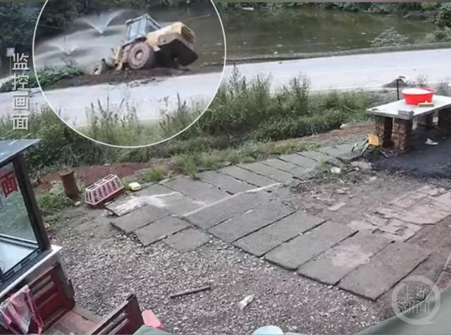 绝望中伸来的手!退伍老兵冲入池塘救起落水铲车司机(图2) 绝望中伸来的手!退伍老兵冲入池塘救起落水铲车司机(图2)