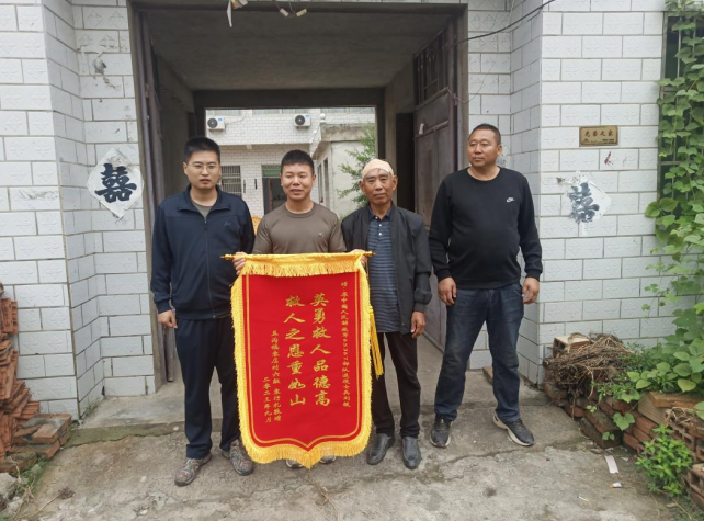 濉溪县五沟镇:退役军人刘毅勇救受伤老人(图1) 濉溪县五沟镇:退役军人刘毅勇救受伤老人(图1)