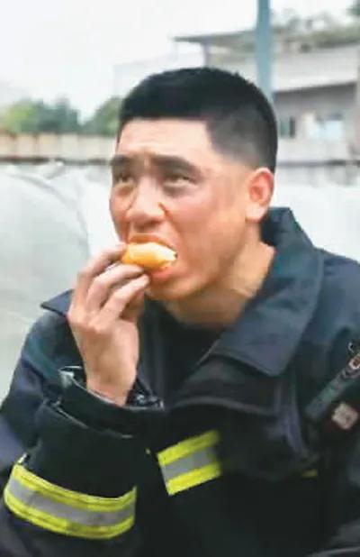 救民于水火,助民于危难,给人民以力量,应急管理人时刻准备着——做忠诚卫士 护万家安宁(图1) 救民于水火,助民于危难,给人民以力量,应急管理人时刻准备着——做忠诚卫士 护万家安宁(图1)