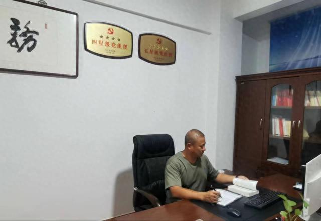 惊险!退役军人接力潜水救起溺水男子(图5) 惊险!退役军人接力潜水救起溺水男子(图5)