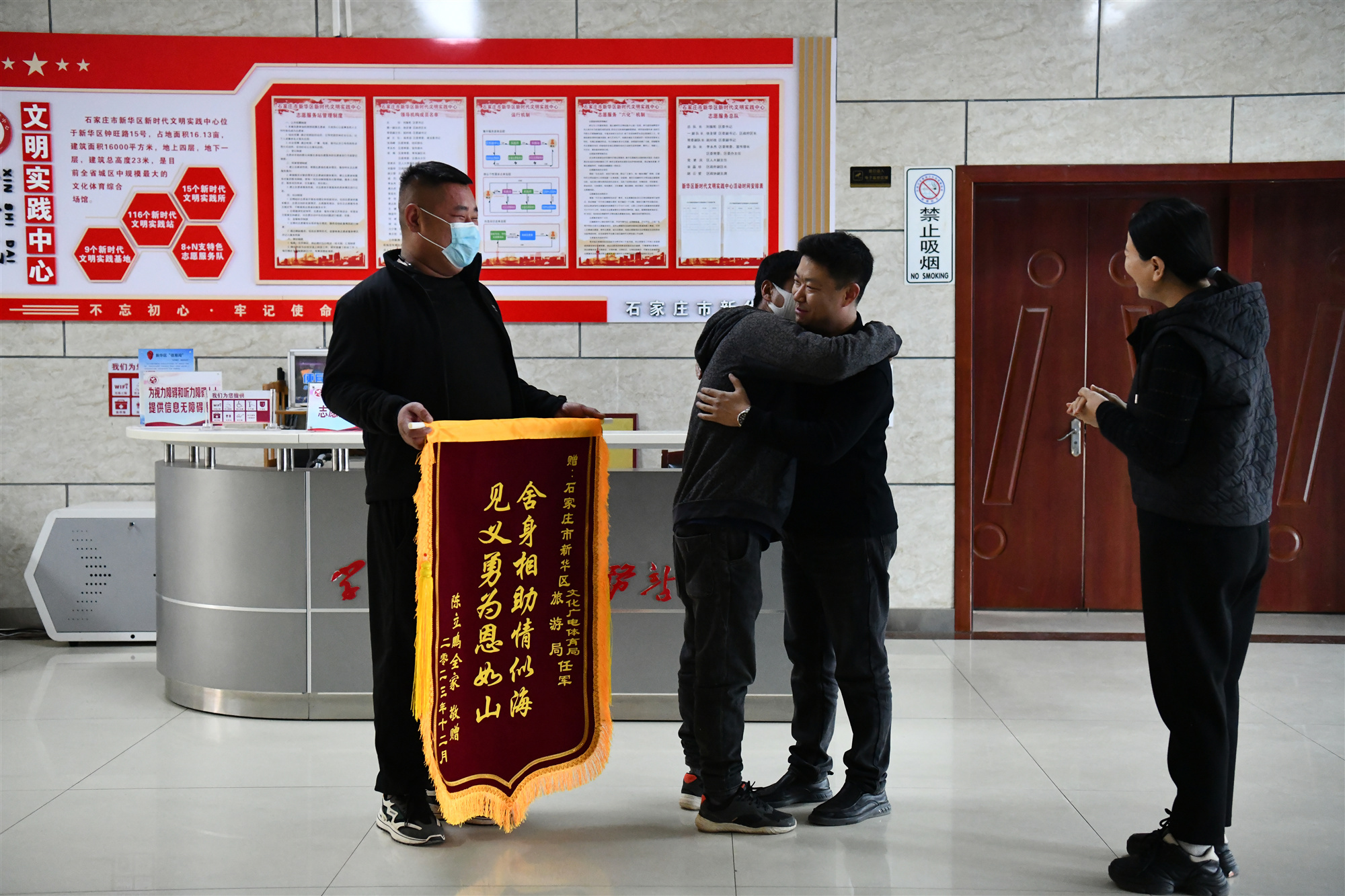 河北石家庄退伍军人跳进冰河救下外来务工人员：冬日里的温暖一“跃”(图1)