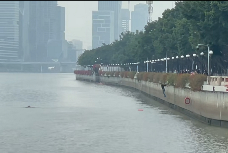 5℃跳江救人,火上热搜的他,是咱退役军人!(图1) 20220224.1.png