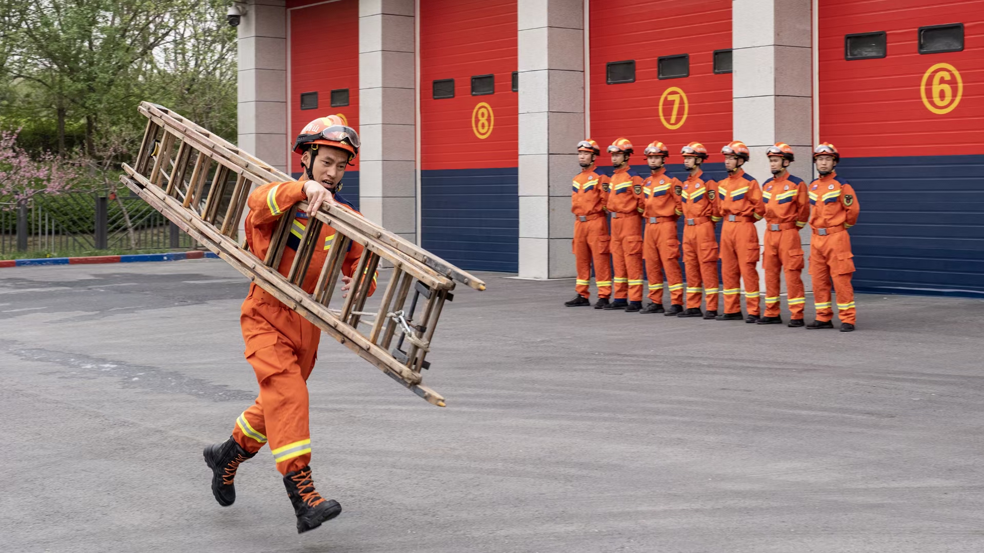 张高峰:永葆为民初心,练就过硬本领(图1) 张高峰演示”拉梯“操作。受访者供图