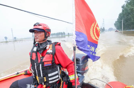 山东:冲锋在前的火焰蓝 用实际行动诠释担当(图2) 山东:冲锋在前的火焰蓝 用实际行动诠释担当(图2)