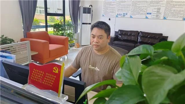 危急时刻挺身而出!梁平退伍军人刘啟洪勇救轻生女子!(图1) 图片