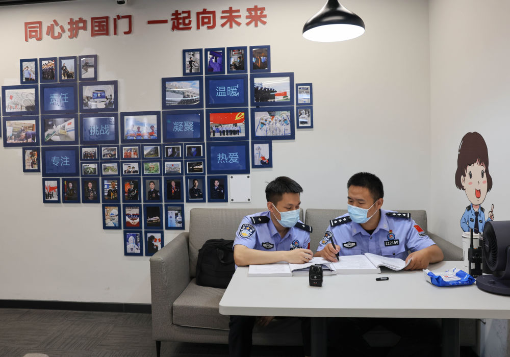凝心铸魂担使命 奋楫扬帆新征程——全党深入开展学习贯彻习近平新时代中国特色社会主义思想主题教育综述(图2)