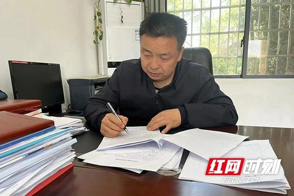 钟晓安:烈火逆行冲前线 见义勇为护周全(图1) 钟晓安:烈火逆行冲前线 见义勇为护周全(图1)