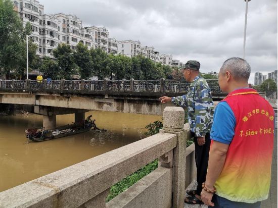 “救人要紧!”路遇车祸,白沙街道这位退役军人及时伸出援手(图1) “救人要紧!”路遇车祸,白沙街道这位退役军人及时伸出援手(图1)