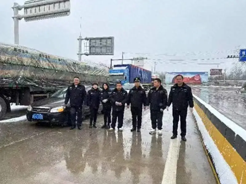 国际应急救援中心陕西支队为堵在路上的司机送去公益爱心餐(图1)