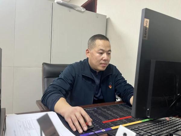 不顾冰水刺骨 退役军人勇救落水儿童(图2) 不顾冰水刺骨 退役军人勇救落水儿童(图2)