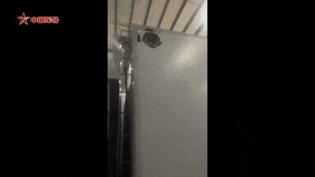 640.gif 梅大高速上的退役军人身影(图4)