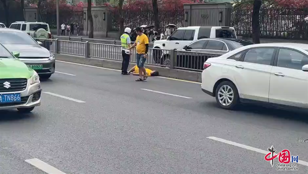 高温下勇救路人 四川资阳老兵 彰显退役军人本色(图1) 高温下勇救路人 四川资阳老兵 彰显退役军人本色(图1)