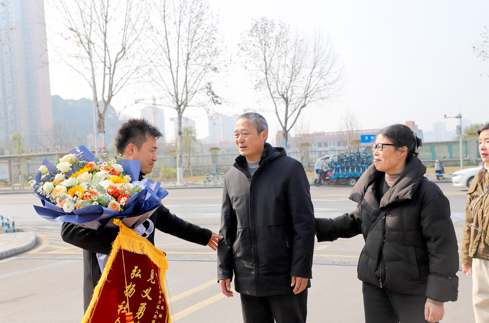 退役军人雨夜救人,伤者携家人答谢“活雷锋”(图4) image.png