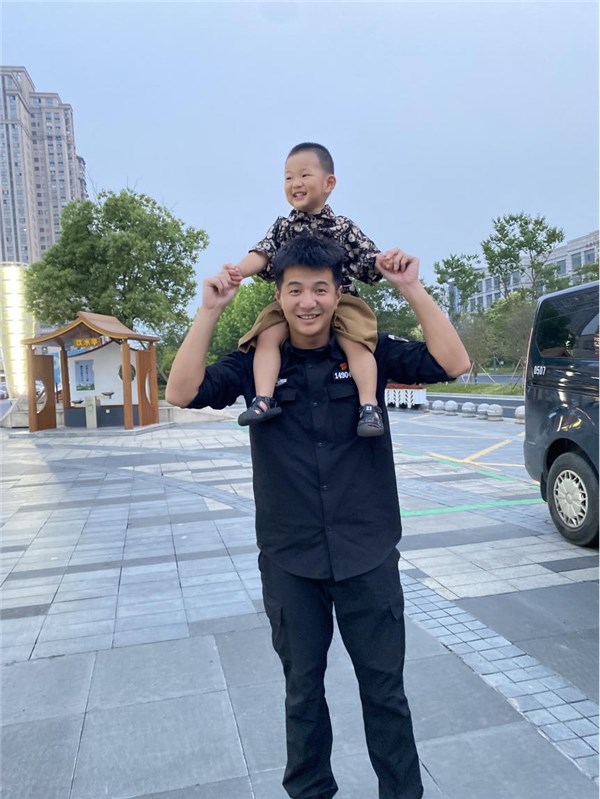 凌晨两点跳水救人的特警,是咱退役军人!(图3) 凌晨两点跳水救人的特警,是咱退役军人!(图3)