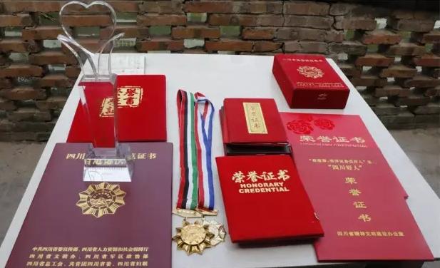 行走的“守护神”!退役老兵王健39年勇救50余人(图4) 行走的“守护神”!退役老兵王健39年勇救50余人(图4)