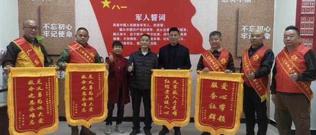 番禺老兵志愿者深夜救人,市民感恩赠锦旗(图1) 番禺老兵志愿者深夜救人,市民感恩赠锦旗(图1)