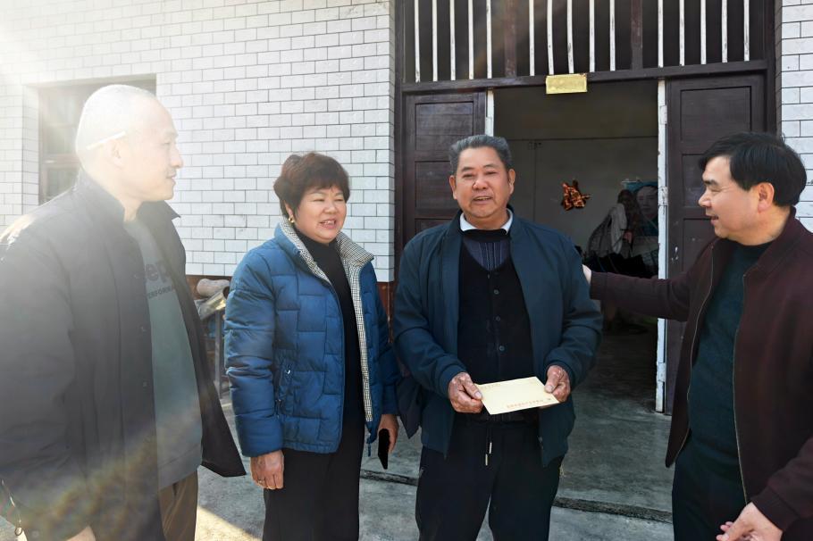 娄底涟源:六旬老兵勇救落水女童(图1) 娄底涟源:六旬老兵勇救落水女童(图1)