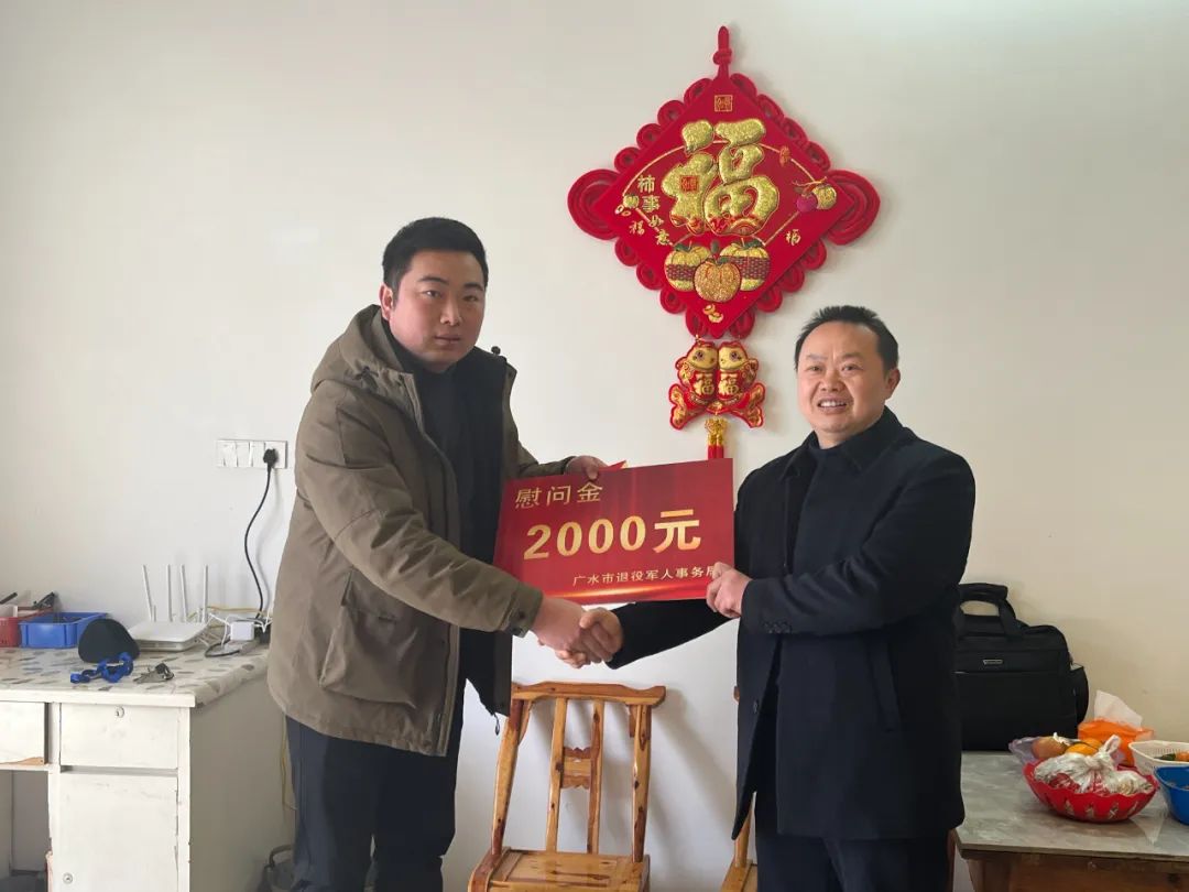 “为了救人,这水不算冷!”95后退役军人一跃而下……(图1) “为了救人,这水不算冷!”95后退役军人一跃而下……(图1)