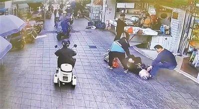 老人摔倒瞬间,广东省韶关市退役军人迅速上前——关键时刻伸出“救命一脚”(图1) 老人摔倒瞬间,广东省韶关市退役军人迅速上前——关键时刻伸出“救命一脚”(图1)