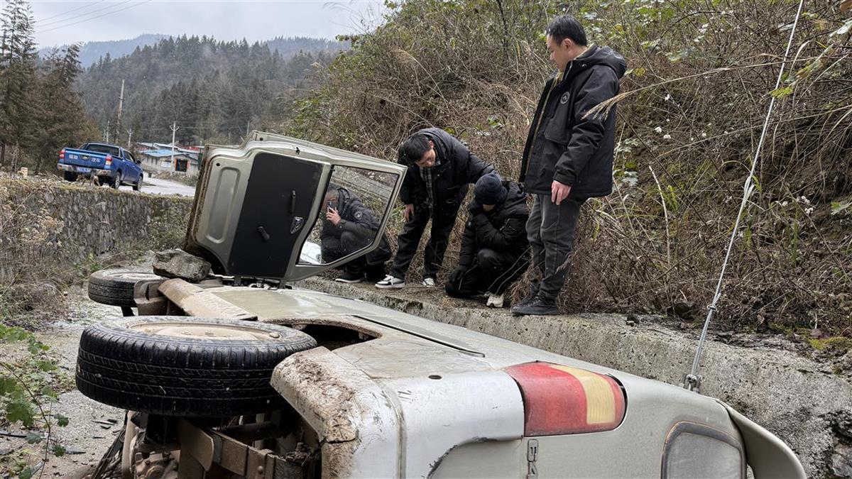 20分钟生命接力！面包车侧翻，湖北利川退役军人火速救援(图1)