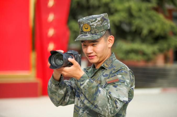 山东00后小伙高铁站上演生死急救,这个退役军人帅爆了(图2) 山东00后小伙高铁站上演生死急救,这个退役军人帅爆了(图2)