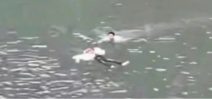 川南江退役大学生士兵勇救跳河轻生女子,当地正为其申报“见义勇为”(图1) 川南江退役大学生士兵勇救跳河轻生女子,当地正为其申报“见义勇为”(图1)