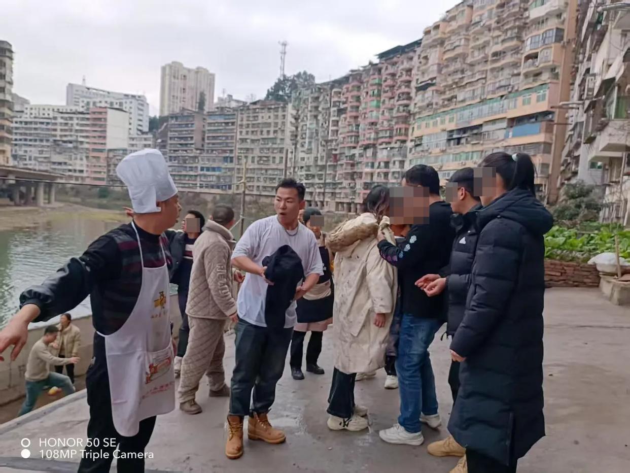 川南江退役大学生士兵勇救跳河轻生女子,当地正为其申报“见义勇为”(图2) 川南江退役大学生士兵勇救跳河轻生女子,当地正为其申报“见义勇为”(图2)