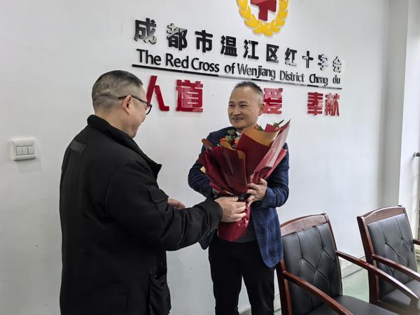 成都温江:退役军人胡学志英勇救人赢赞誉(图1) 成都温江:退役军人胡学志英勇救人赢赞誉(图1)