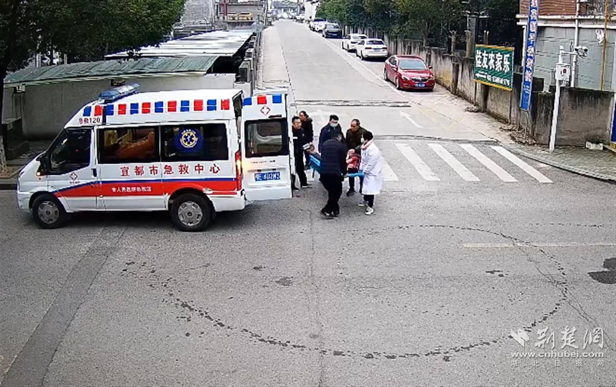 退役不褪色 善举暖人心 宜都退役军人救助摔倒老人(图1) 退役不褪色 善举暖人心 宜都退役军人救助摔倒老人(图1)