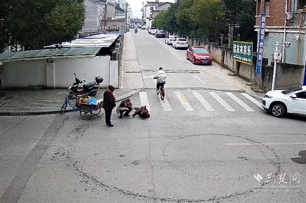 退役不褪色 善举暖人心 宜都退役军人救助摔倒老人(图2) 退役不褪色 善举暖人心 宜都退役军人救助摔倒老人(图2)